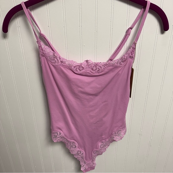 SKIMS Tops - Skims Fits Everybody Lace Cami Bodysuit Petal XS NWT